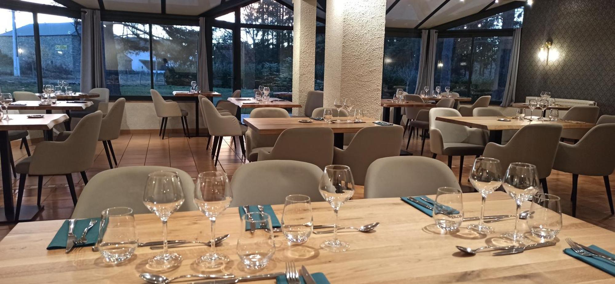 Hotel Restaurant Logis La Meridienne Anglards de Saint Flour Bagian luar foto
