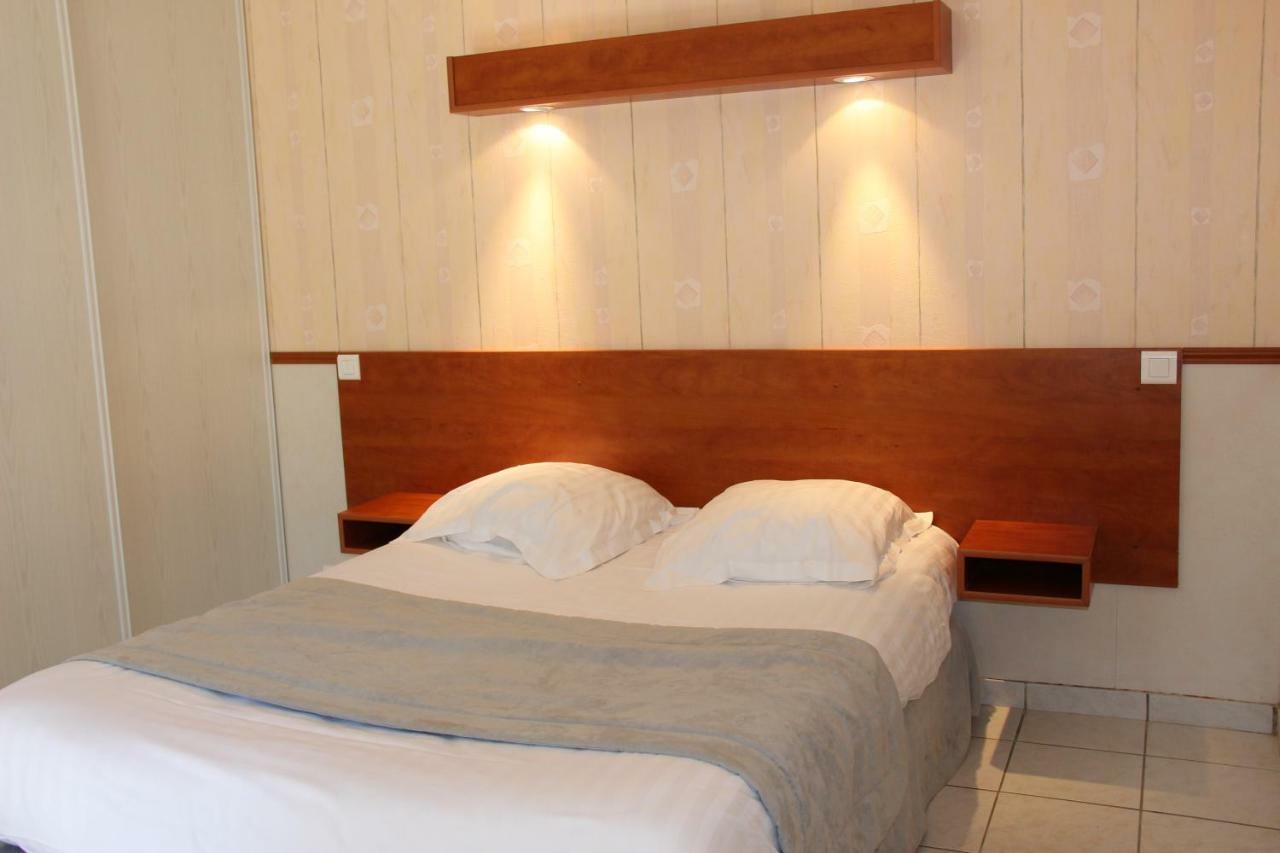 Hotel Restaurant Logis La Meridienne Anglards de Saint Flour Bagian luar foto