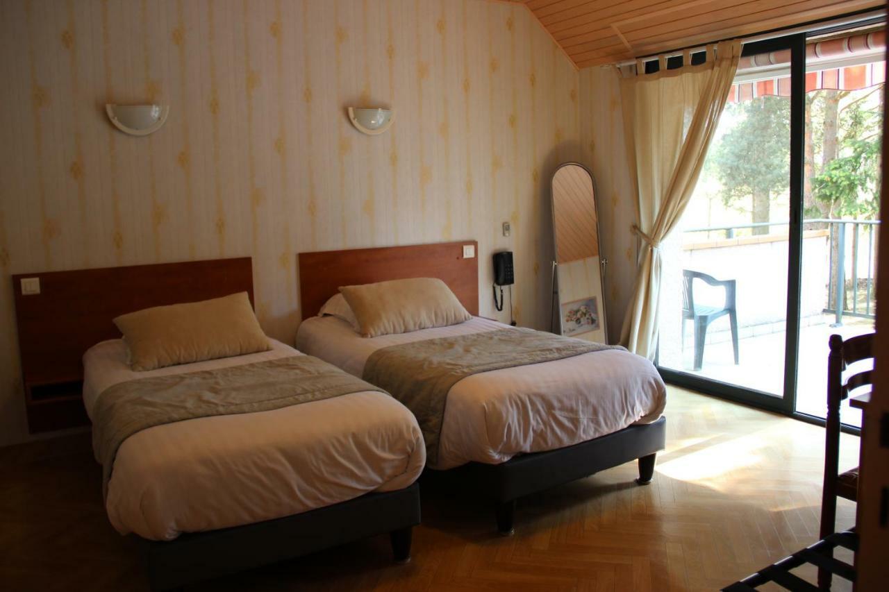 Hotel Restaurant Logis La Meridienne Anglards de Saint Flour Bagian luar foto